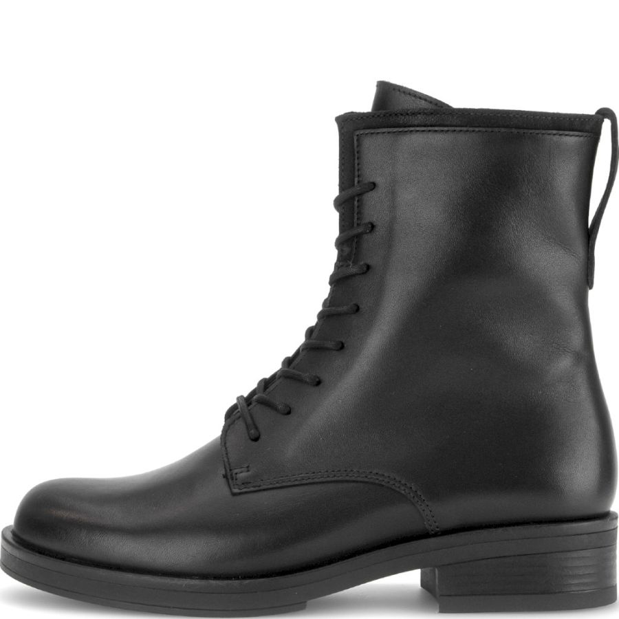 Kängor Gabor. 8020.01.001